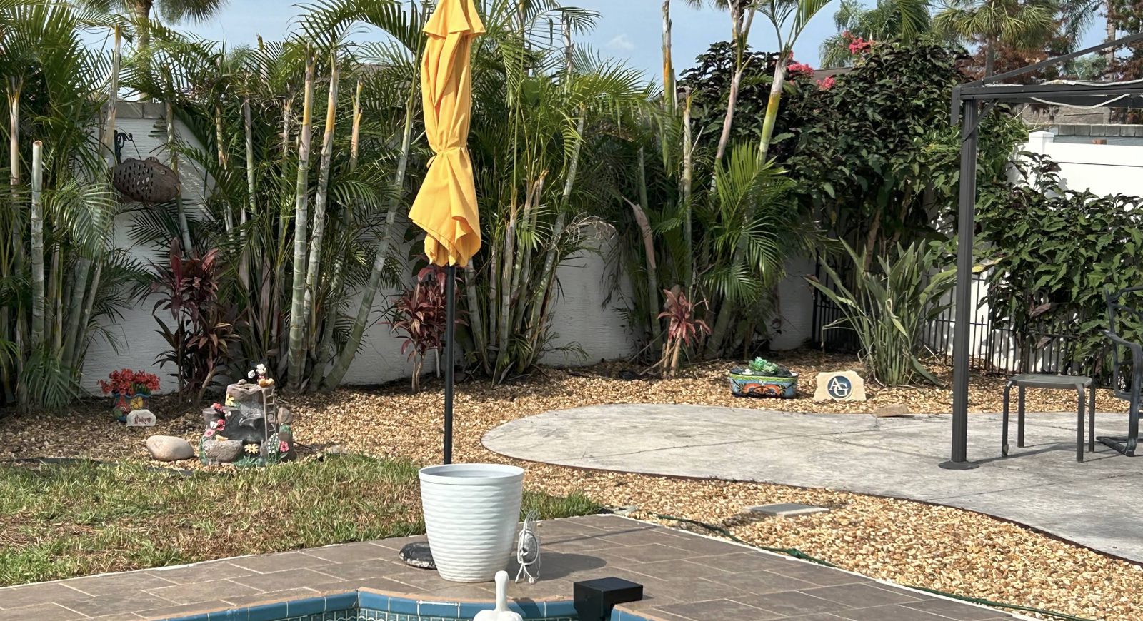 A planted yard with gravel and pavers
